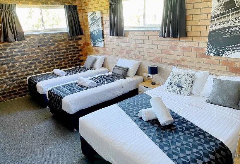 패밀리 룸, Squatters Homestead Motel