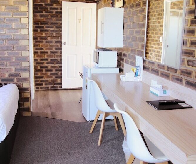 패밀리 룸, Squatters Homestead Motel
