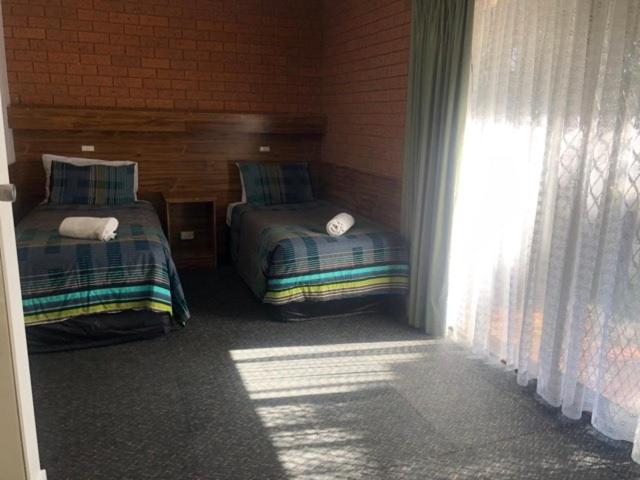 Семейный Номер, Kingswood Motel