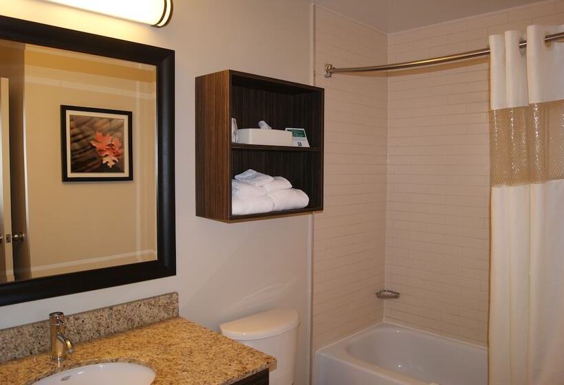 スイート, Quality Inn & Suites Pe Trudeau Airport