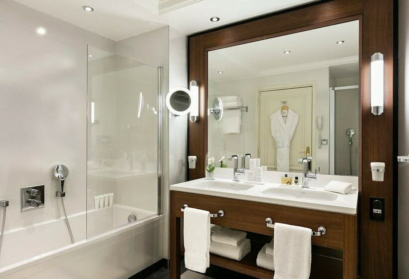 اتاق لوکس با چشم‌انداز شهر, Hôtel Barrière Le Majestic Cannes