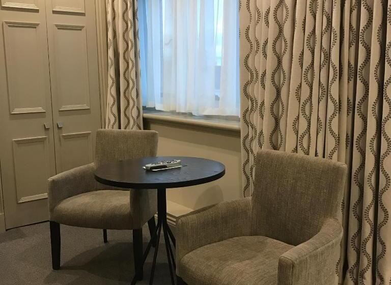 اتاق کلاب, Crown & Mitre