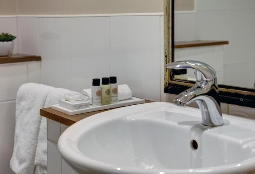 سوئیت اجرایی با تخت کینگ, Crown & Mitre