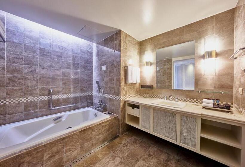 چشم‌انداز استخر اتاق کلوب, Lotte Hotel Guam