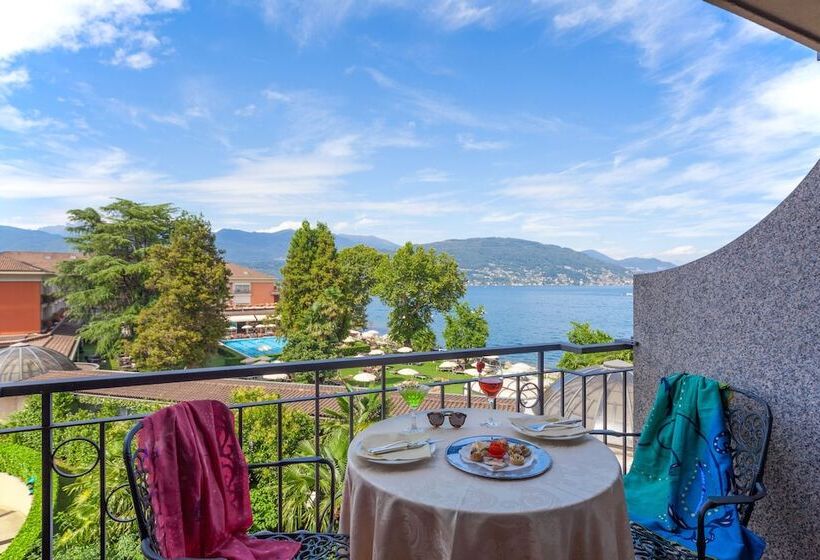 اتاق استاندارد با چشم‌انداز استخر, Grand Hotel Dino