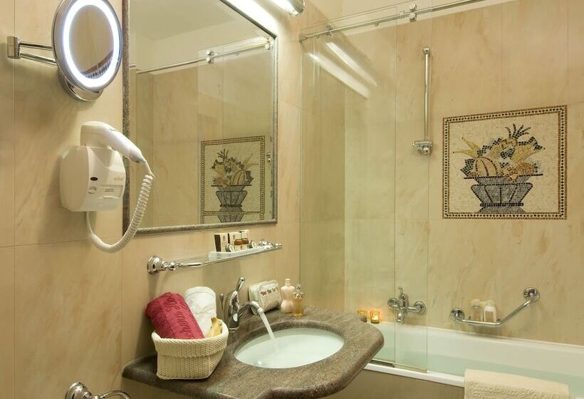 اتاق استاندارد با چشم‌انداز استخر, Grand Hotel Dino