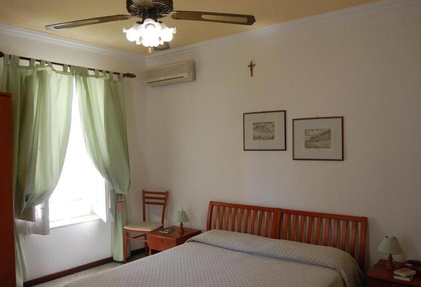 חדר סטנדרט לשלושה, Villa Augustus