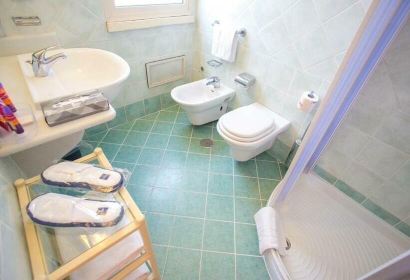 Трехместный Номер Стандарт Вид на Сад, Unahotels Naxos Beach Sicilia