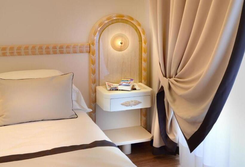 Полулюкс, Grand Hotel Vittoria