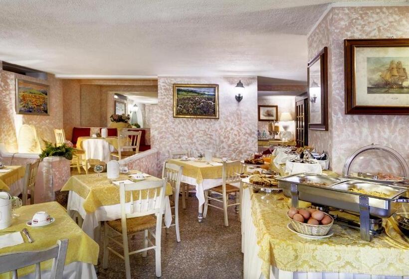 Четырехместный Номер Стандарт, Colonna Palace Hotel Mediterraneo