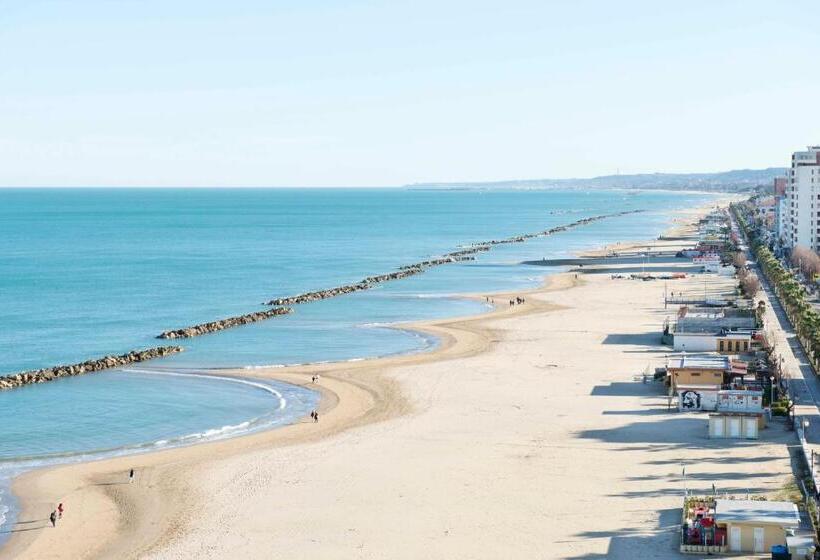 سوییت جونیور با چشم‌انداز دریا, Promenade