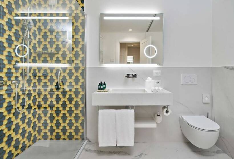 اتاق لوکس با چشم‌انداز دریا, De Bonart Naples   Curio Collection By Hilton