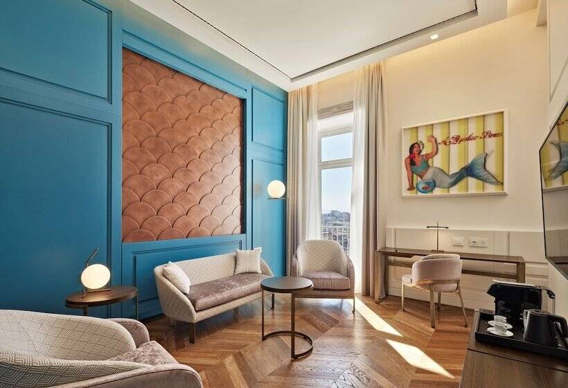 اتاق لوکس با چشم‌انداز دریا, De Bonart Naples   Curio Collection By Hilton