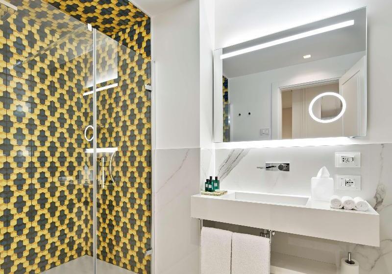 سوئیت جونیور با تخت بزرگ, De Bonart Naples   Curio Collection By Hilton
