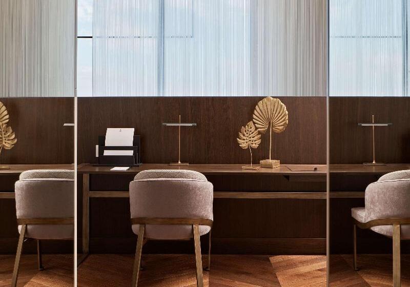 سوئیت جونیور با تخت بزرگ, De Bonart Naples   Curio Collection By Hilton