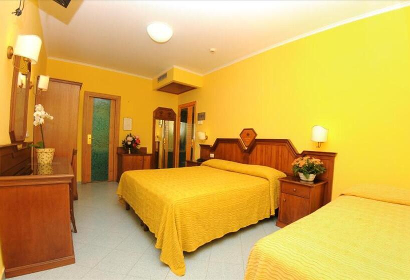 Трехместный Номер Стандарт с Балконом, Ascot Sorrento