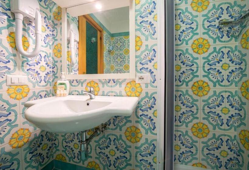 Трехместный Номер Стандарт с Балконом, Ascot Sorrento