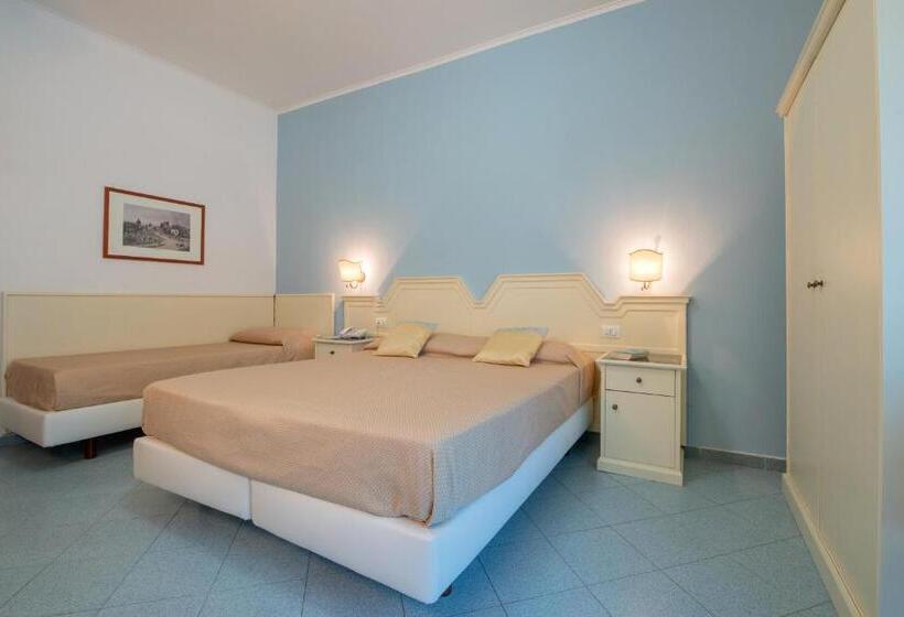 Habitación Cuádruple Estándar con Balcón, Ascot Sorrento
