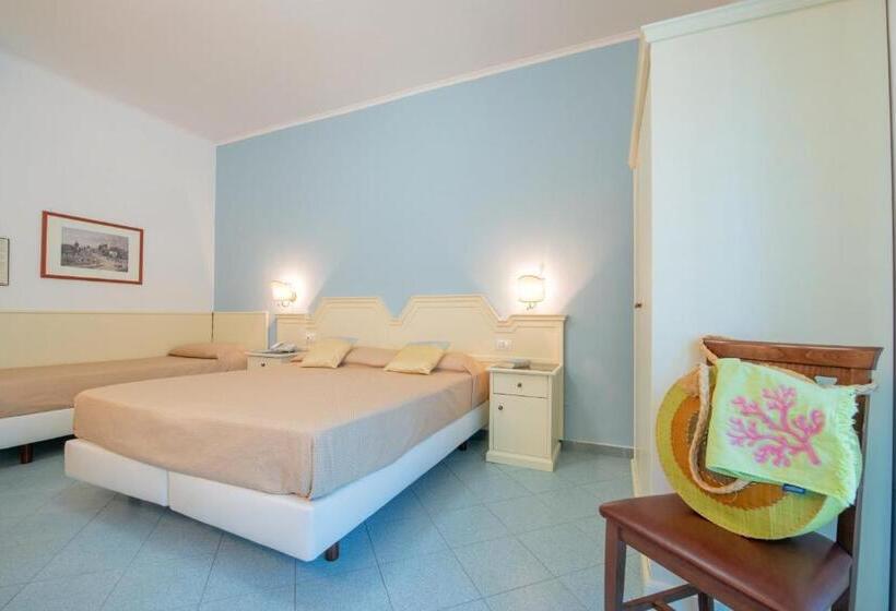 Четырехместный Номер Стандарт с Балконом, Ascot Sorrento