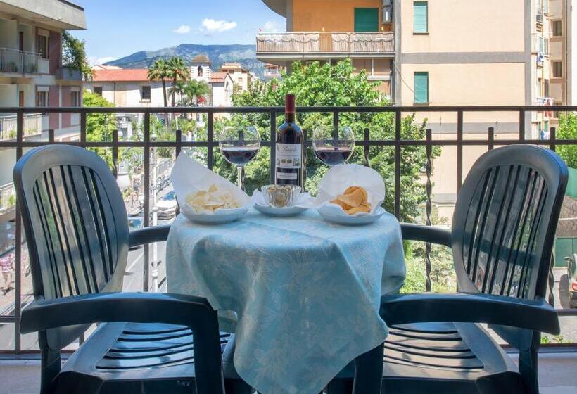 Четырехместный Номер Стандарт с Балконом, Ascot Sorrento
