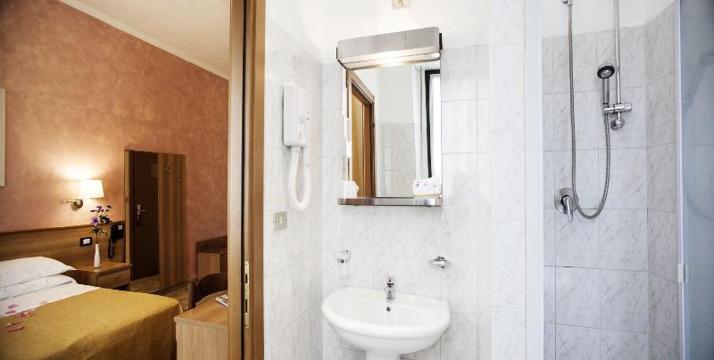 غرفة قياسية ثلاثية, Astor