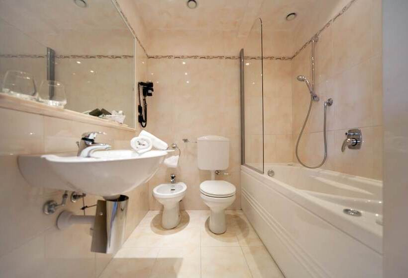 Номер Стандарт Вид на Бассейн, Nyala Suite Hotel Sanremo