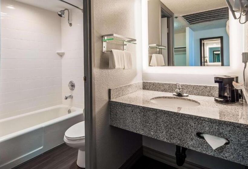 اتاق استاندارد با چشم‌انداز استخر, Best Western Yacht Harbor
