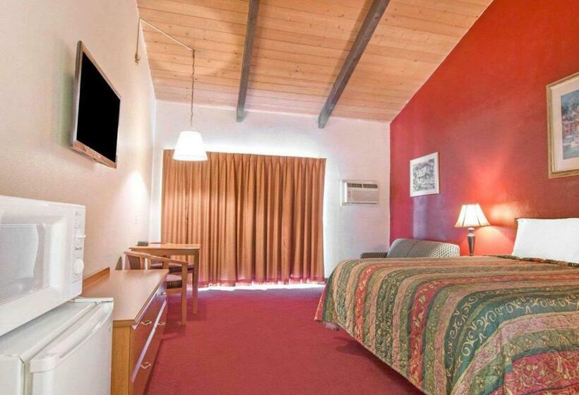 스탠다드 룸 킹사이즈 침대, Rodeway Inn Fallbrook Downtown