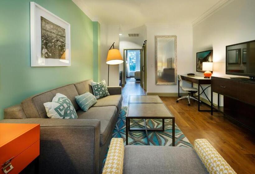 מיטת קינג בסוויטה, Indigo Savannah Historic District, An Ihg