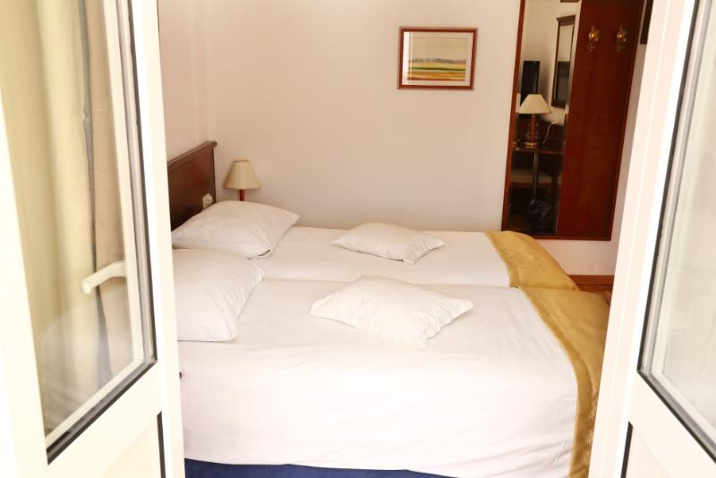 מיטת קינג בסוויטה, Lorenzo Hotel Dallas, Tapestry Collection By Hilton