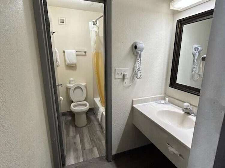 스탠다드 룸 더블 침대 2개, Clarion Pointe   Greensboro Coliseum Area