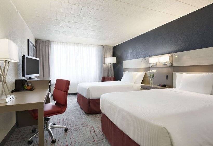 Номер Deluxe Вид на Бассейн, Ramada By Wyndham Beaver Falls