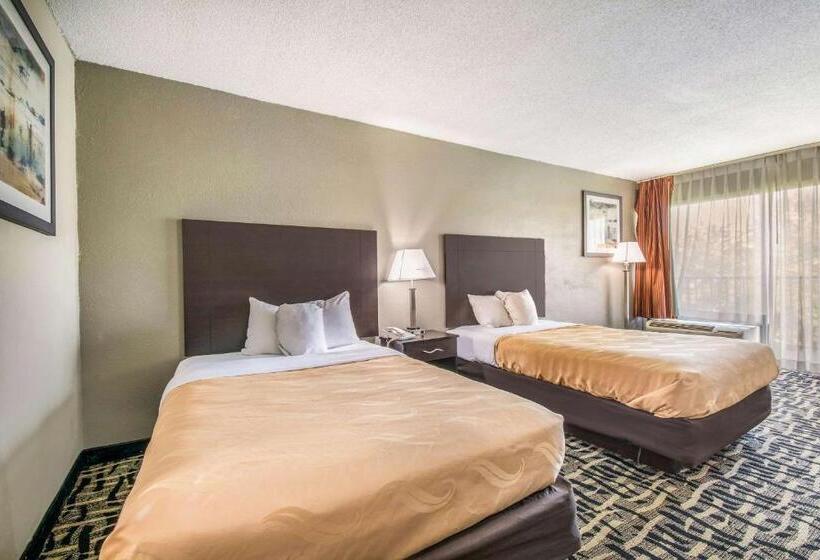 带2个双人床的标准工作室, Quality Inn & Suites