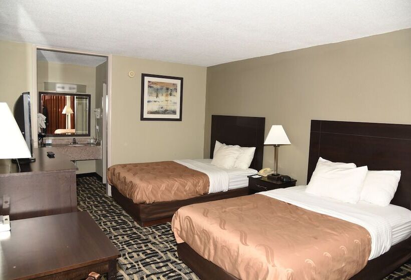 带2个双人床的标准工作室, Quality Inn & Suites