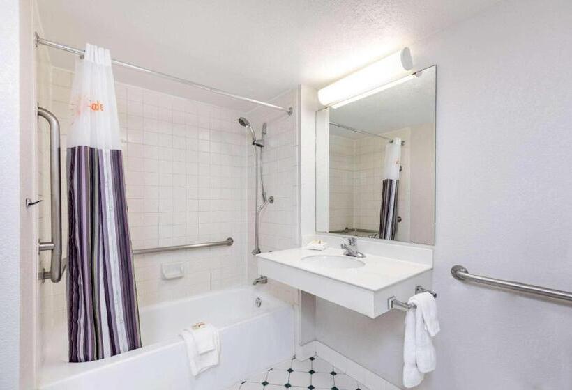 适合残疾人士使用的带超级大床的标准间, La Quinta Inn By Wyndham El Paso West