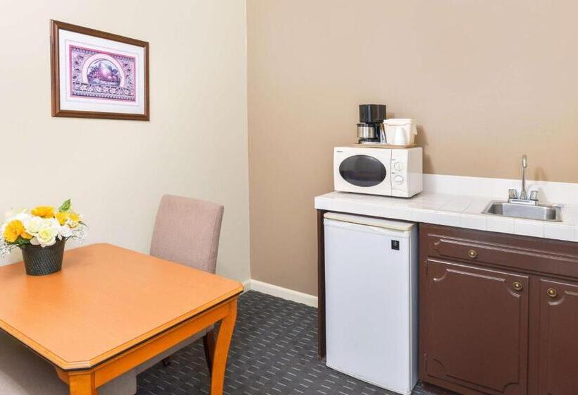 Номер Superior Кровать Кинг, Svendsgaard S Lodge  Americas Best Value Inn & Suites