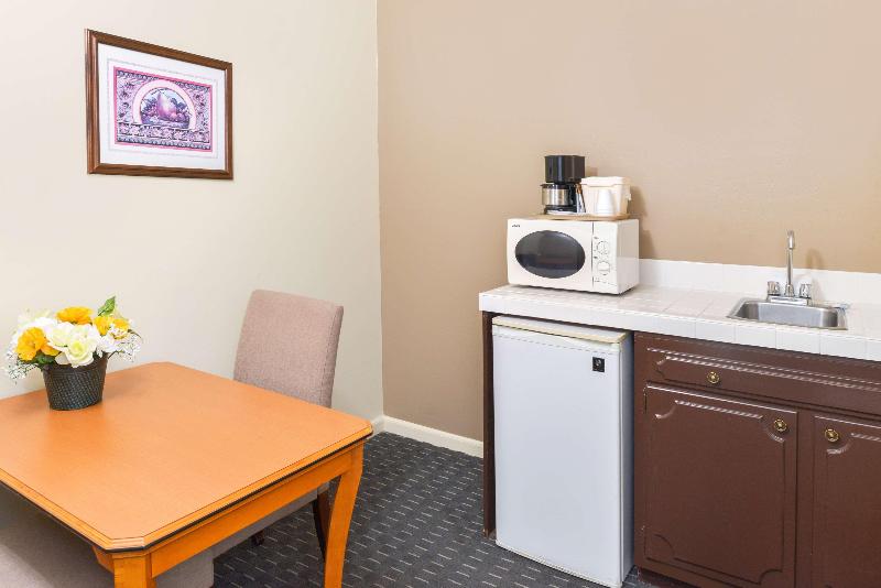 Номер Deluxe Кровать Кинг, Svendsgaard S Lodge  Americas Best Value Inn & Suites