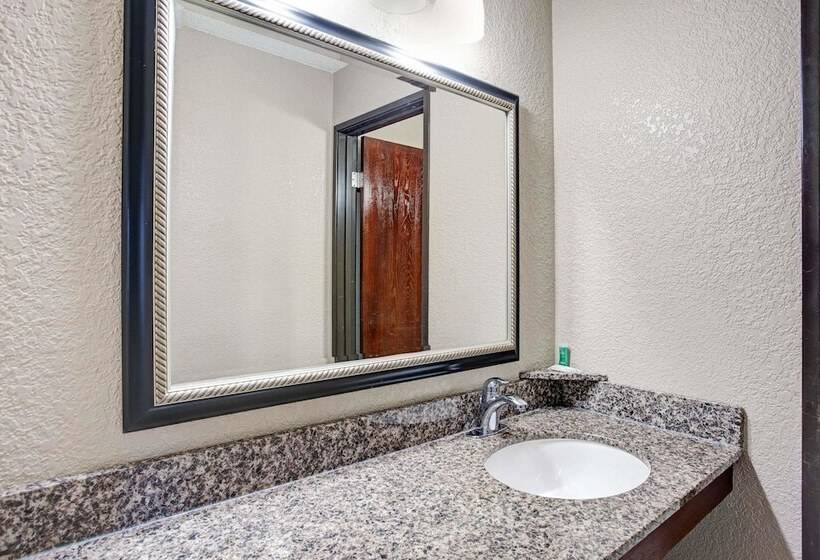 Номер Стандарт 2 Двуспальные Кровати, Super 8 By Wyndham Roseville/detroit Area