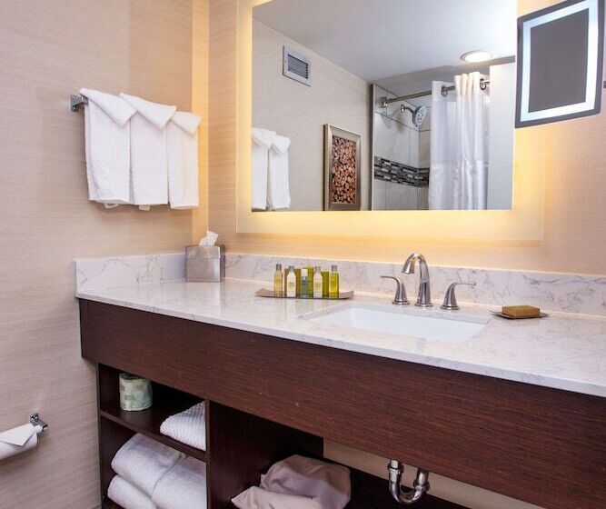 带2个双人床的标准工作室, Doubletree By Hilton Neenah