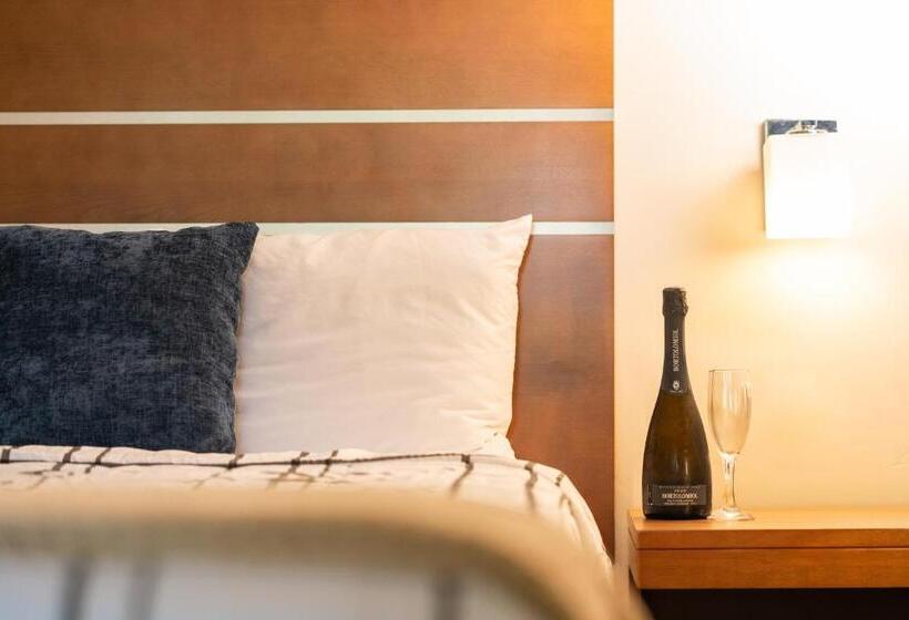 Номер Deluxe Кровать Кинг, Lemon Tree Inn