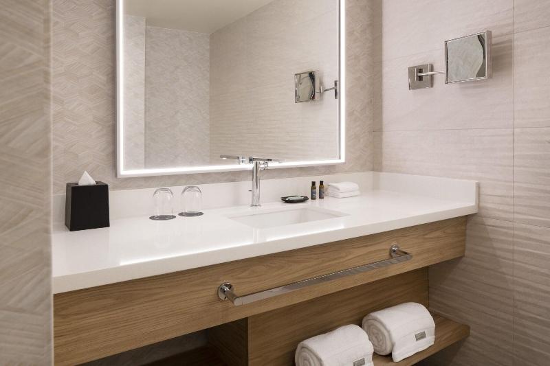 מיטת קינג בסוויטה, The Westin Denver Downtown