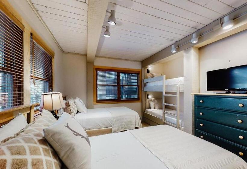 Апартаменты Deluxe 2 Спальни, Top Of The Village   Coraltree Residence Collection