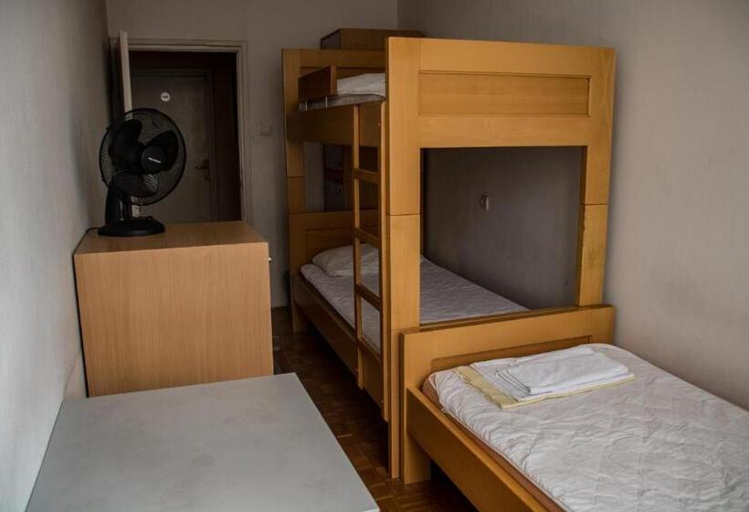 اتاق استاندارد سه تخته با سرویس بهداشتی مشترک, Hi Hostel Zagreb