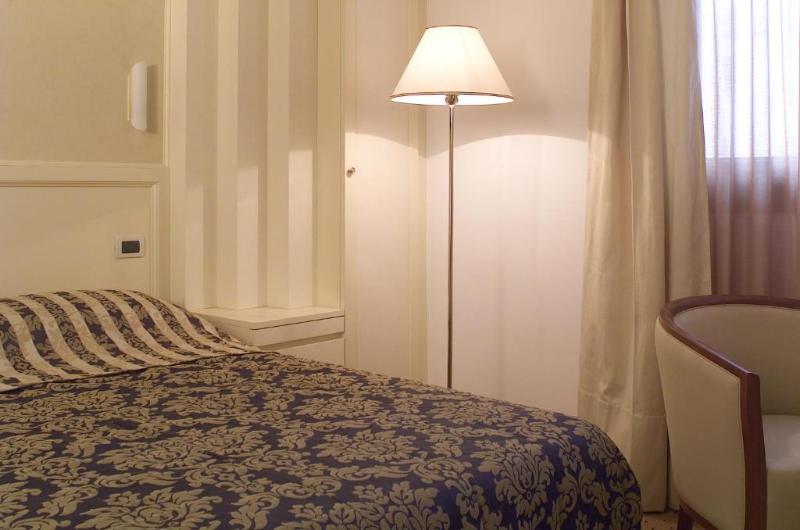 Полулюкс, H+ Hotel Hannover