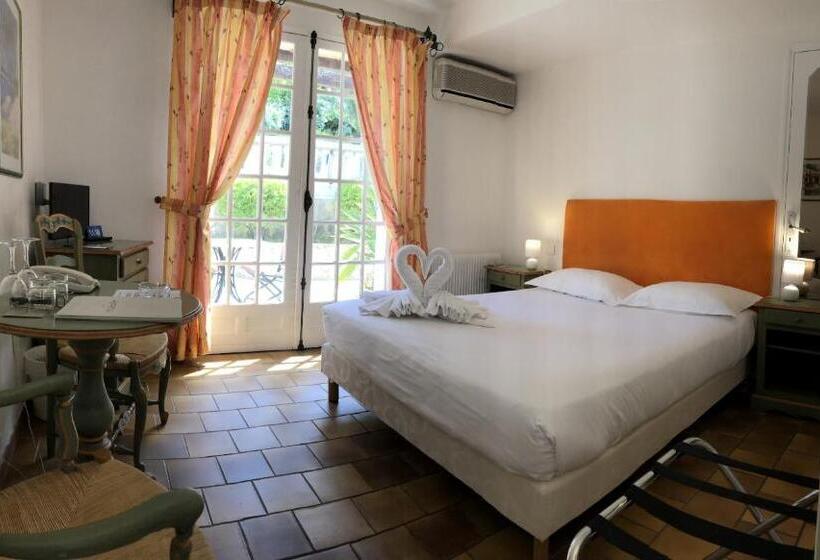 Номер Стандарт Вид на Бассейн, Hôtel Jas Neuf