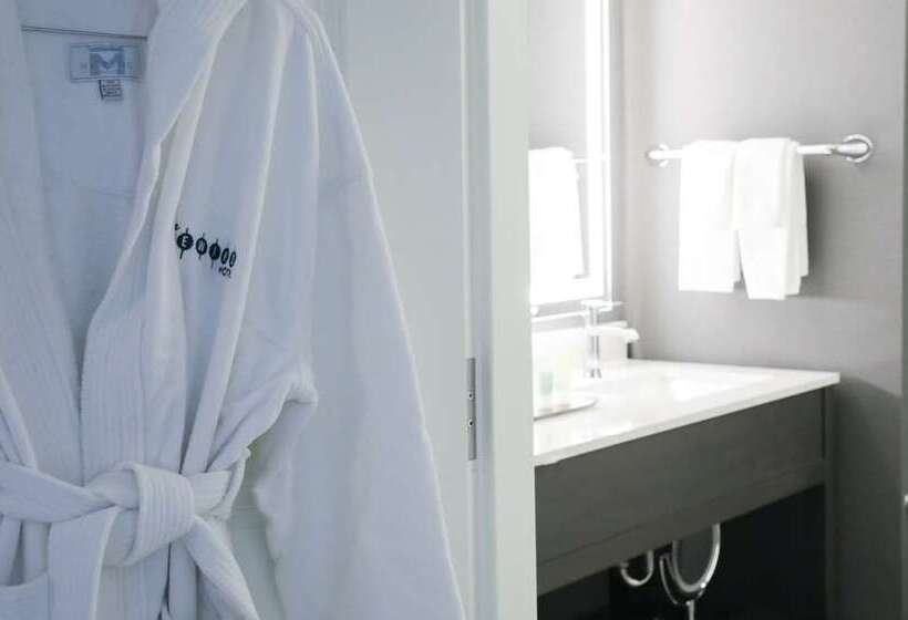 스탠다드 룸 킹사이즈 침대, The Founders Inn And Spa Tapestry Collection By Hilton