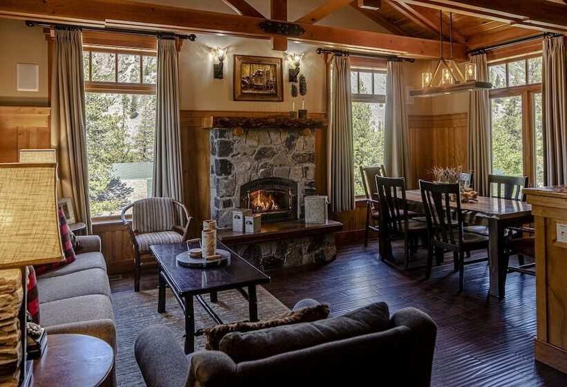 오두막, Tamarack Lodge