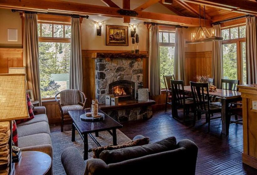 오두막, Tamarack Lodge