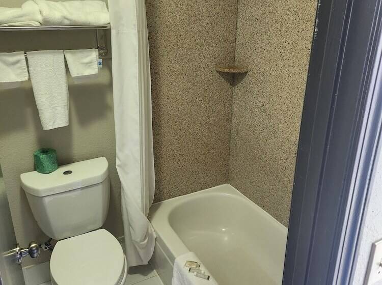 Номер Стандарт 2 Двуспальные Кровати, Days Inn By Wyndham Dahlonega University Area