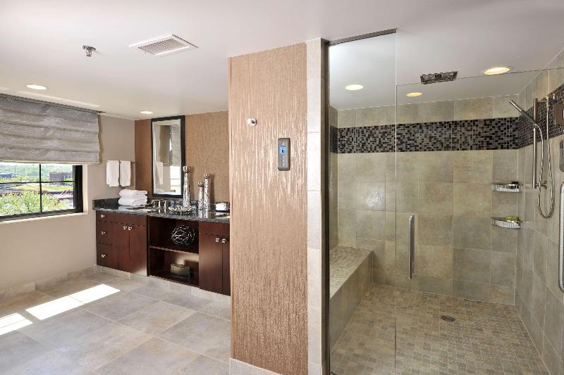 스위트 킹사이즈 침대, Embassy Suites Hotel Des Moines Downtown